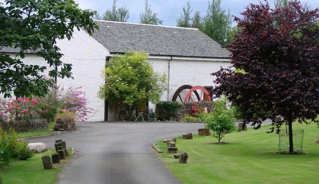 Vorlich Cottage - peaceful relaxing cottage for 4 beside stunning Loch Lomond