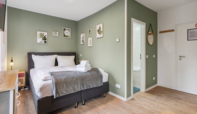 Vorstadtoase für 3 - Badewanne, Queensize-Bett, Netflix, Parken, Nähe BER