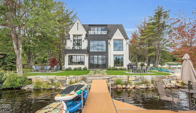 VRBO Top 10 of 2024!- Copley's Lakefront Cottage on Lake Monomonac