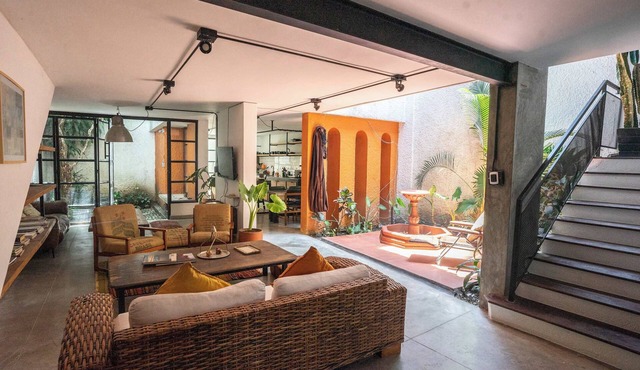 w* | Bright Colonial 5BR House with Balcony