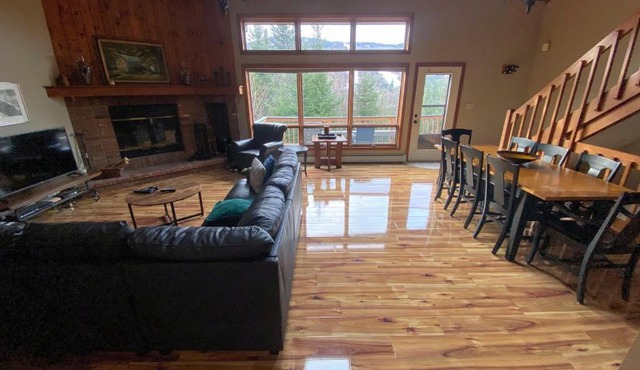 W1 Cozy and comfortable Bretton Woods condo with ski slope views fireplace