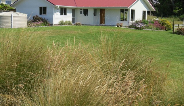 Waikawa House, lovely modern home in quiet setting