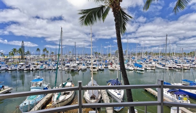 Waikiki Marina-Front Condo! Ocean & Fireworks View, Central AC, Full Kitchen!