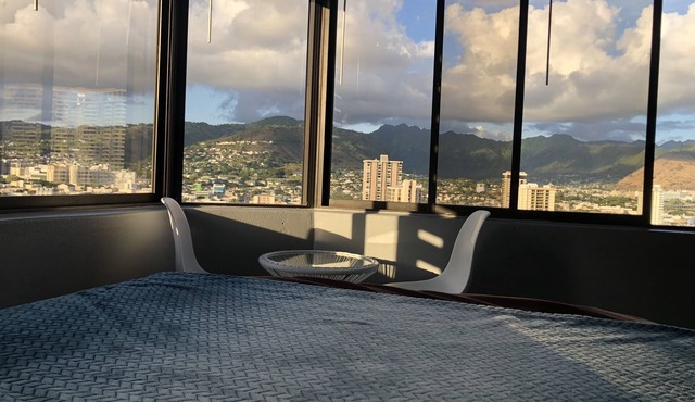 Waikiki studio, panoramic view, lots of amenities, 10 min walk to the beach!