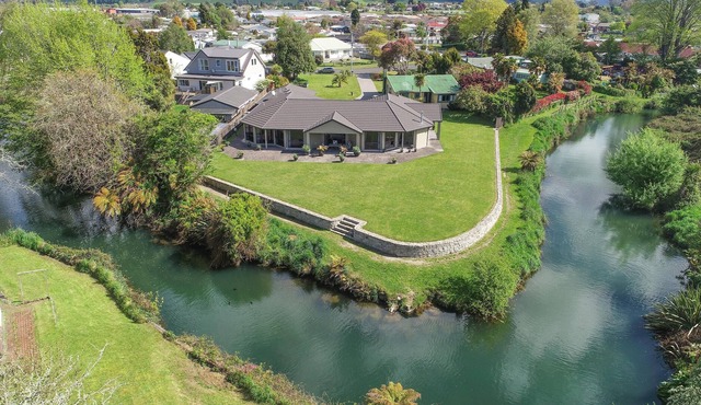 Waiteti River Views - 5 Bedrooms, 4 Bathrooms with Great River Views
