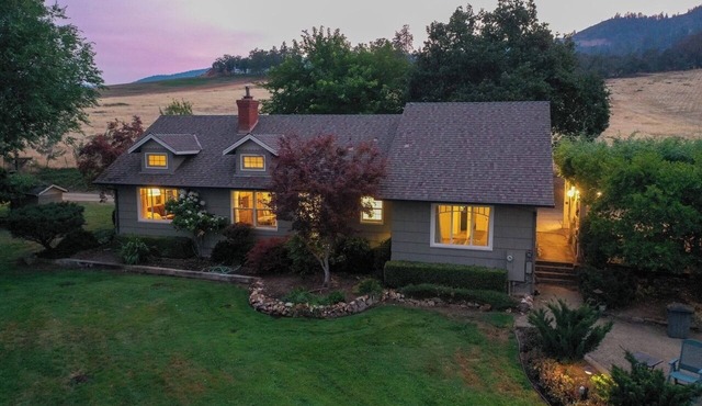 Wake to breathtaking sunrises over the rolling hills! Relax by the fire under the stars, & sunset dinners beneath fragrant wisteria pergola. Surrounded by wineries and minutes from historic Jacksonville. Charm, convenience & budget friendly.