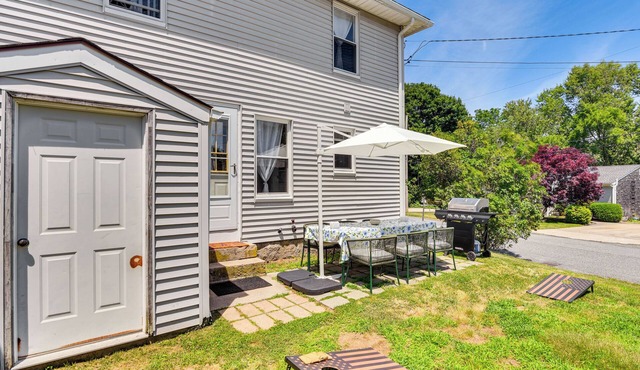 Wakefield Escape: Walk to Downtown & Near Beaches!