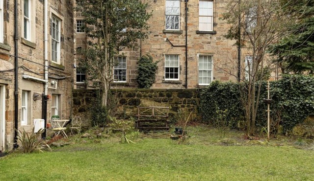 Walk anywhere from this cosy central flat
