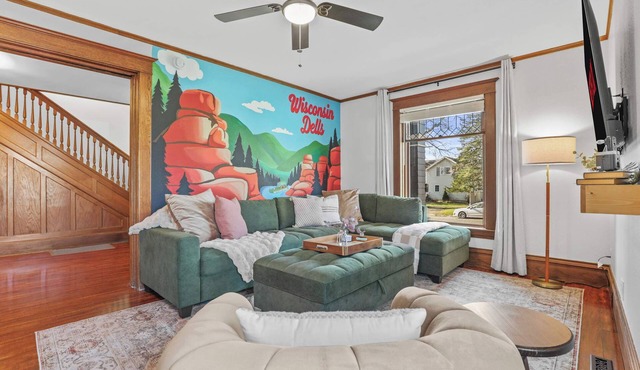 Walk Downtown + Hot Tub + Sauna + Game Room + Pets