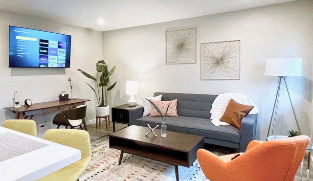 Walk Downtown Work Here + Desk + Fast WiFi King Bed Remodeled Kitchen