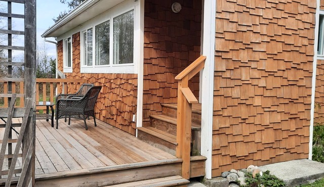 Walk-out Waterfront Cottage with convenient Private setting