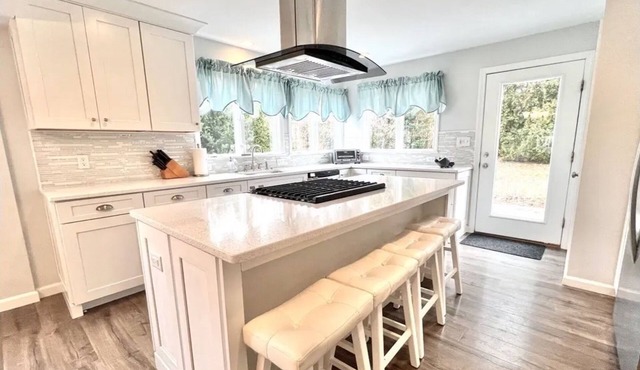 Walk: Private Ocean Beach, Shops, Dining, Mini-Golf! Modern Home, 5-Star Reviews