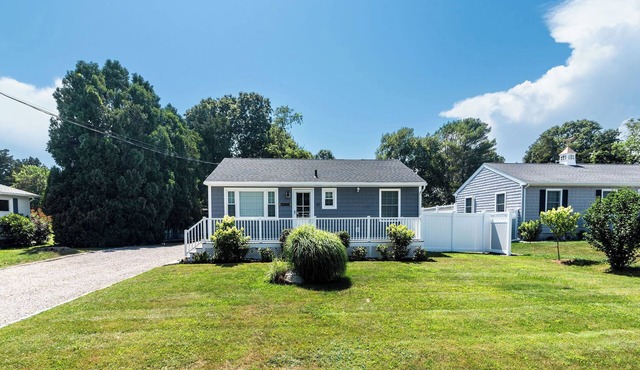 Walk to 3 private Misquamicut beaches, 3-bdrm completely renovated beach house!