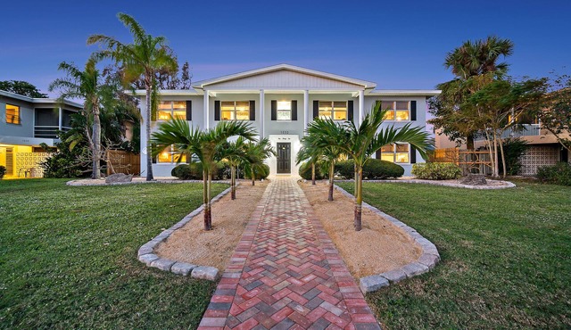 Walk to Beach /50% Off Specials/ Pet Friendly