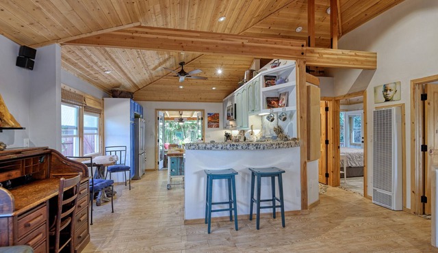 Walk to Beach & Restaurants! Pet Friendly, jacuzzi & AC remodeled home!