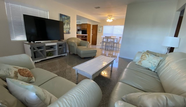 Walk to Beach, restaurants and shops “The Estate” a truly vintage home