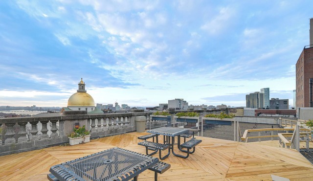 Walk to Boston Common: Bright Apt w/ Rooftop Deck