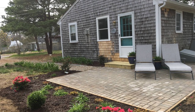 Walk to Campground Beach Modern, Well‑Kept Cottage