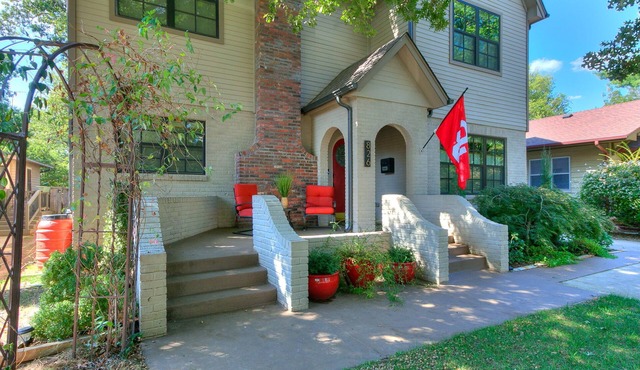 Walk to campus! Luxurious 5-bedroom house with pool, hot tub & game room!