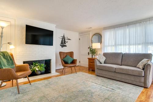 Walk to Craigville Beach: Cape Cod Gem w/Patio