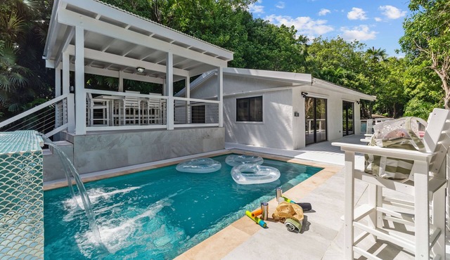 Walk to dining - 2 mins to beach - Private Pool!
