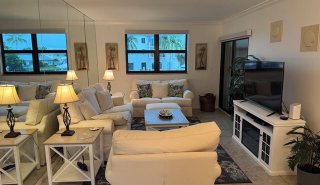 Walk to Downtown 5th Ave Naples & Beach 2-Master BR condo Waterfront Views -WiFi