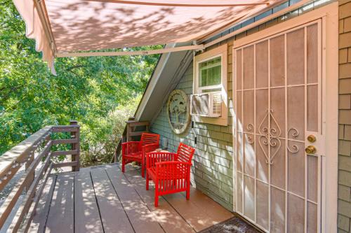 Walk to Downtown Chico! Tree-Lined Apt w/Deck