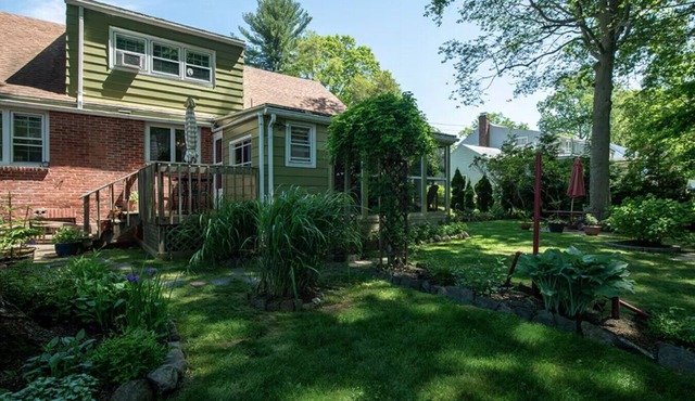 Walk to Downtown Fire Pit Huge Backyard, Free Parking