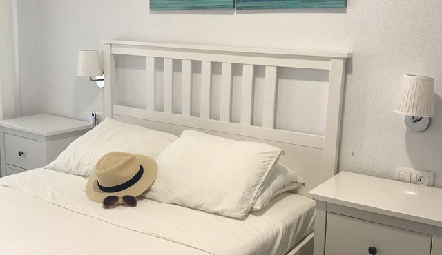 Walk to beach & restaurants. Safe fenced pool.