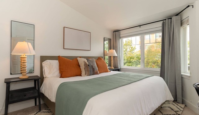Walk-to-everything 3BD & 3BA Townhome next to Lake and Lightrail