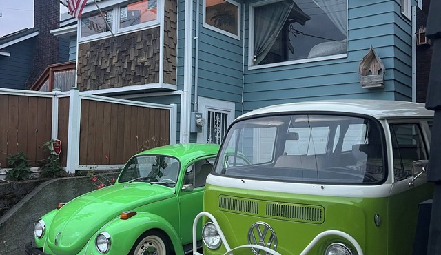 Walk to EVERYTHING! Nextdoor to great restaurants and bars, close to the zoo
