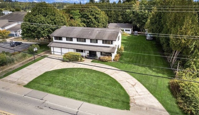 Walk to Fairgrounds & Hospital. Spacious 5BR Home Sleeps 10
