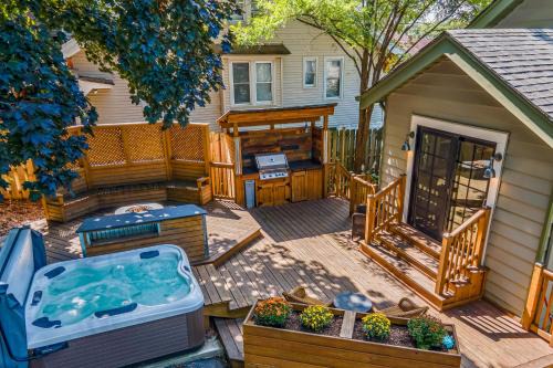 Walk to Fox River Grove Train Station + Hot Tub!