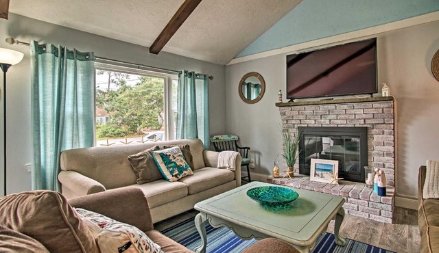 Walk to Haigis Beach: Cape Cod Retreat w/Deck!