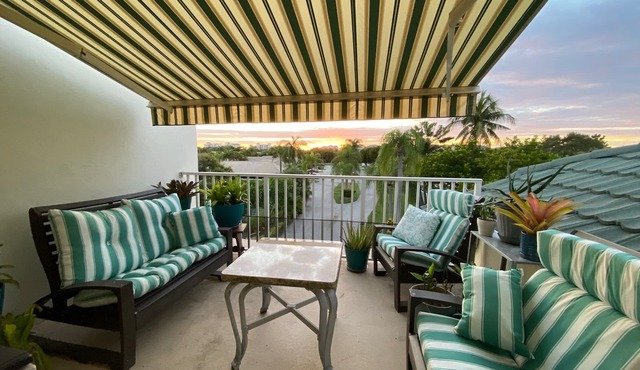 Walk to Jupiter Beach! 3 bdrm condo with private balcony.