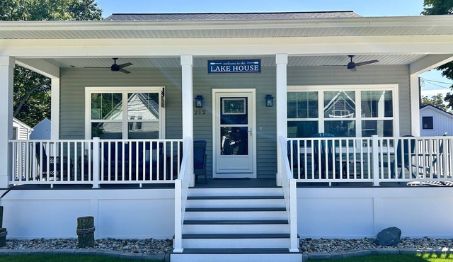 Walk to Lake Michigan, downtown, and Kid's Corner!