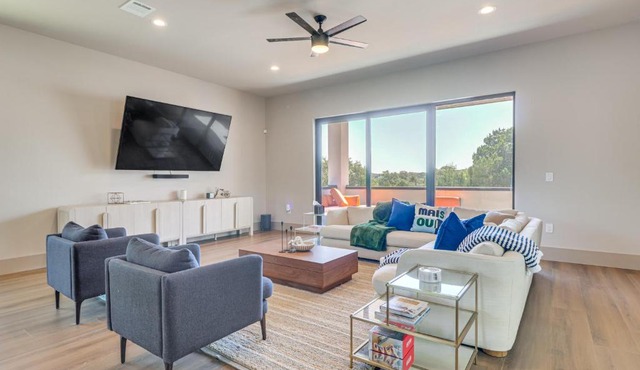 Walk to Lake Travis & Parks! Resort-Style Getaway