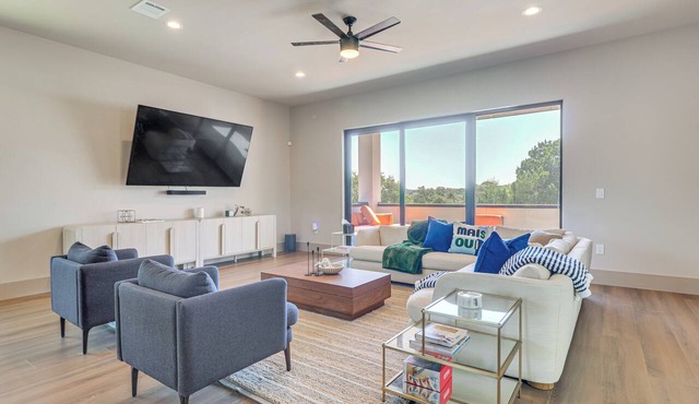 Walk to Lake Travis & Parks! Resort-Style Getaway