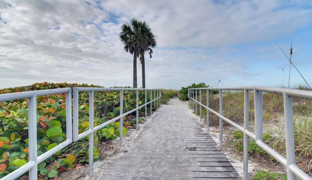 Walk to Madeira Beach: Family Resort Condo