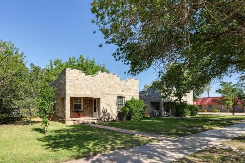 Walk to New Mexico Military Institute! Cozy Escape
