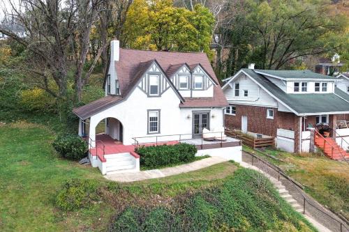 Walk to Roanoke River Greenway: Mountain-View Home