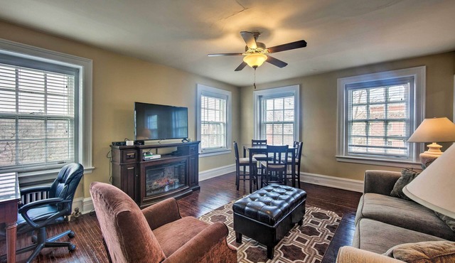 Walk to Shops, Dining & City Park: Reading Apt