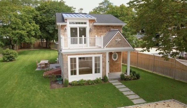 Walk to the Village! Charming modern beachhouse
