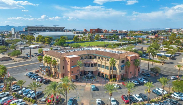 Walk to U of A, Local Eats, Free Parking