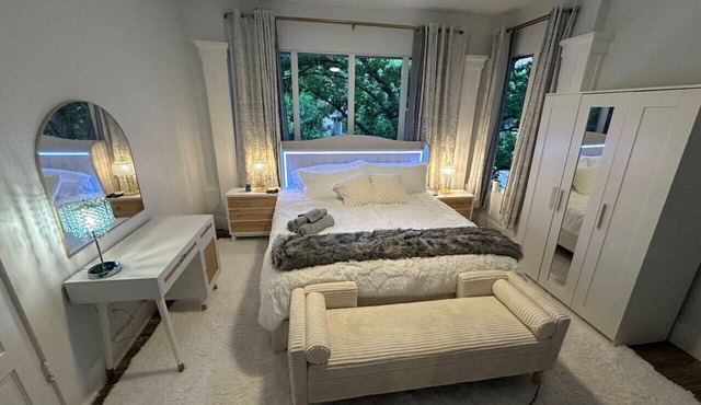 💫 Walk to UT|100` TV|Massage Chair|King Beds|Themes