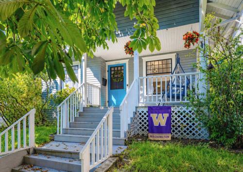 Walk to UW and Light Rail 3BR Seattle Craftsman With AC Gym 2 Gated Parking Spots and Security