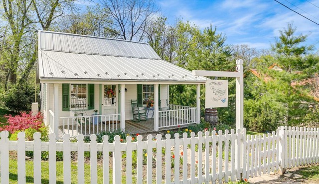 Walk to Wineries: Charming Retreat in Augusta!