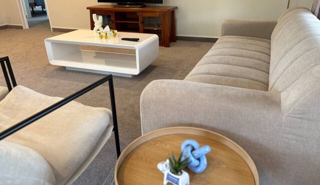 Walk to wineries - Modern retreat