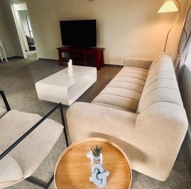 Walk to wineries - Modern retreat