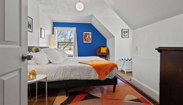 Walkable 2-bed in downtown Portland. Washer and dryer in apartment.